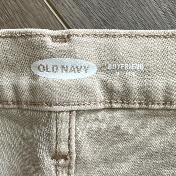 OLD NAVY - NWOT - Women’s Mid Rise Boyfriend Short, Khaki, Size 4 - Picture 3 of 9